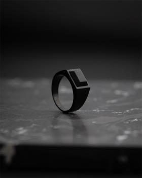 Preview: Siegelring aus schwarzem Titan mit schwarzem Achatstein - Credo Black